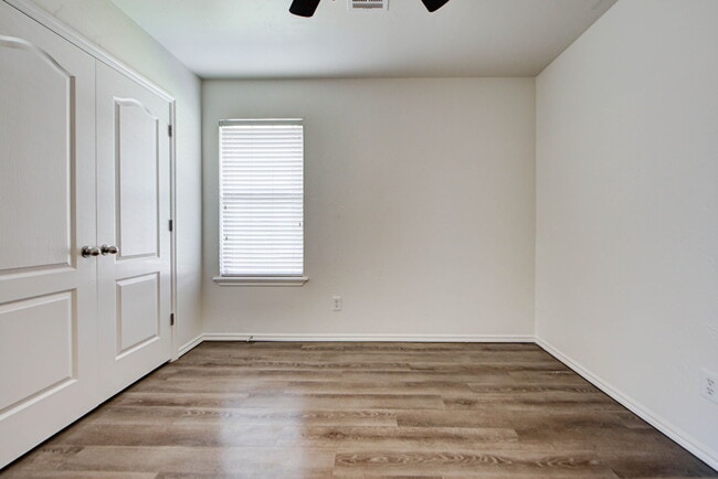 Building Photo - 608 Cavecreek St
