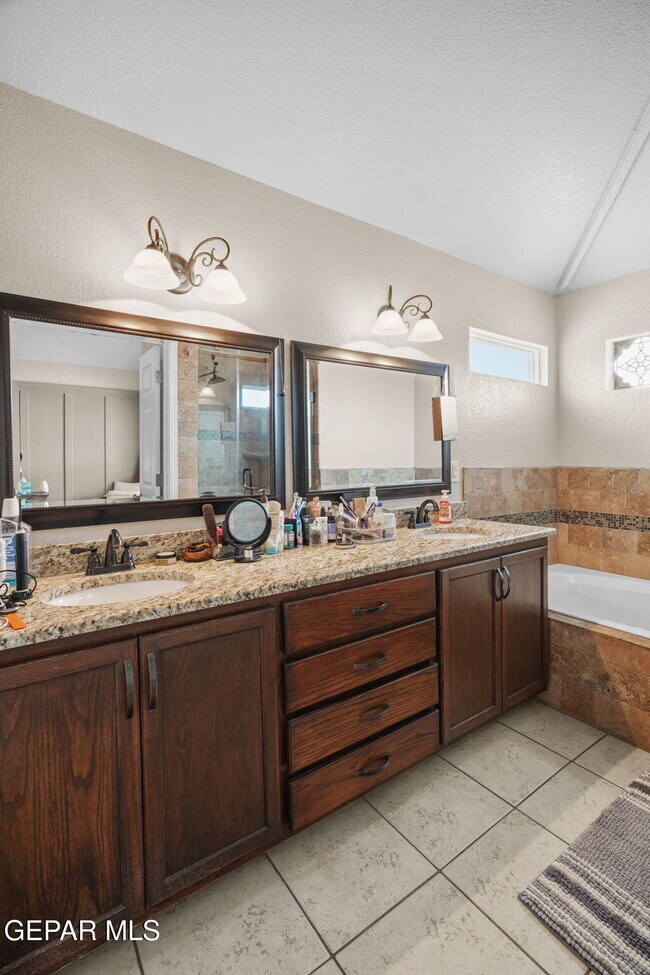 Building Photo - 6052 Bandolero Dr