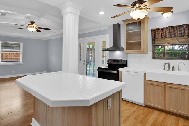 Building Photo - 3/2/2 in Quiet Sherman Neighborhood Near Fairview Park!