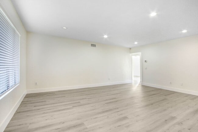 Building Photo - Single Story 3/2 Move-In Ready Rancho Cuca...