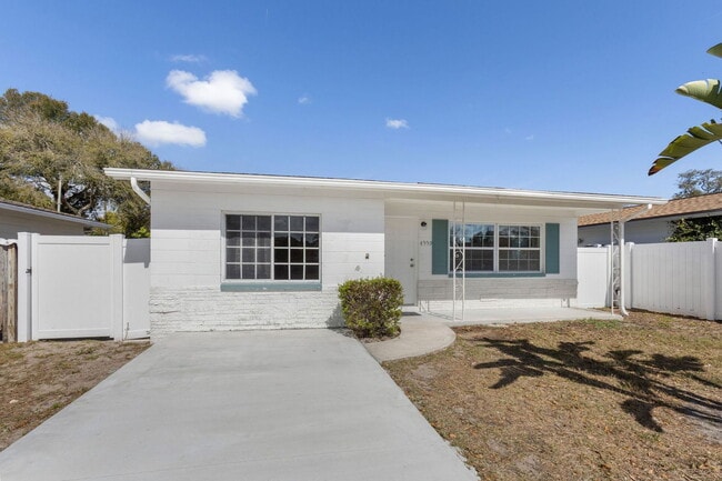 Building Photo - 4559 33rd Ave N