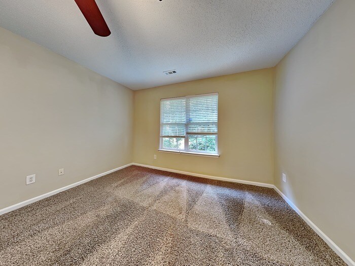 Building Photo - 2613 Fairstone Ave