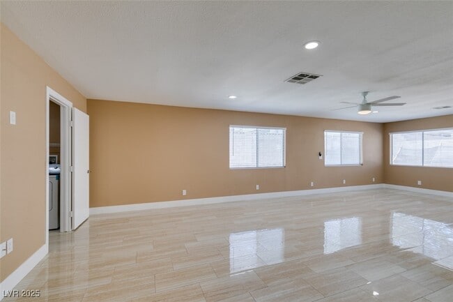 Building Photo - 3966 Green Leaf Dr