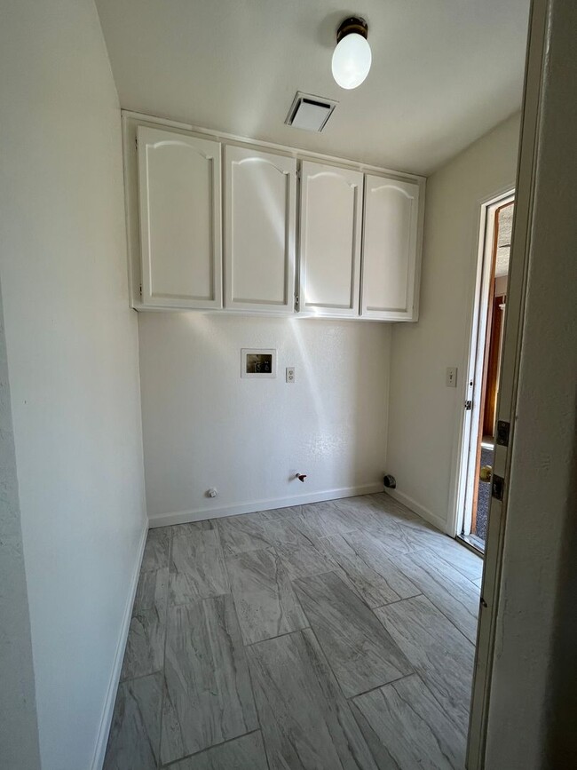 Building Photo - 3 Bedroom 2 Bath home in Hesperia Availabl...