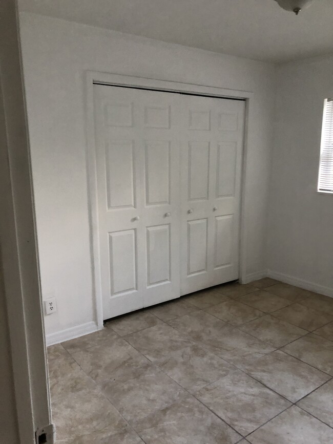 Building Photo - 909 E Lotus Ave