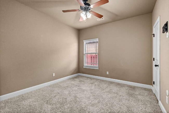 Building Photo - 4301 SW Beech Ln