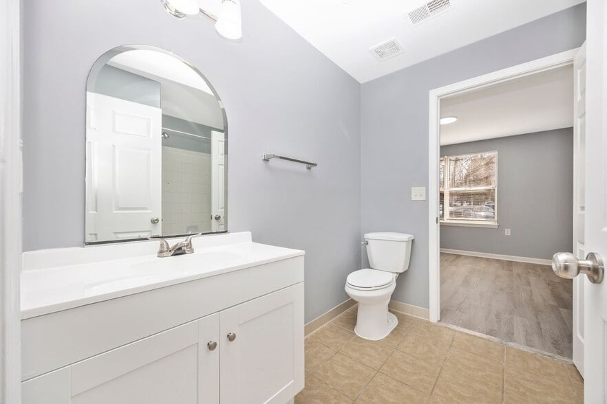 Building Photo - 10001 Vanderbilt Cir