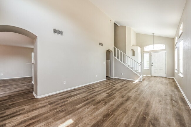 Building Photo - 1109 W Bluefield Ave