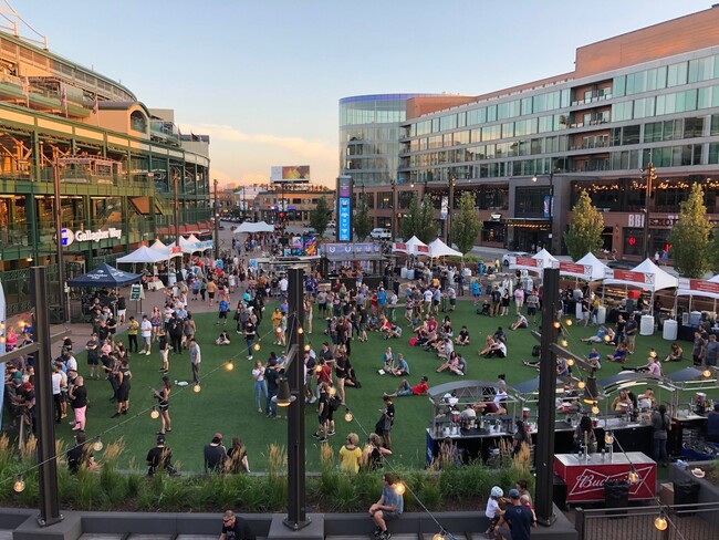 Building Photo - 709 W Roscoe St