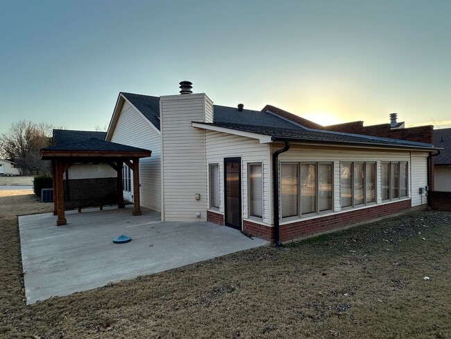 Building Photo - Fully Updated Executive Rental - FREE MONT...