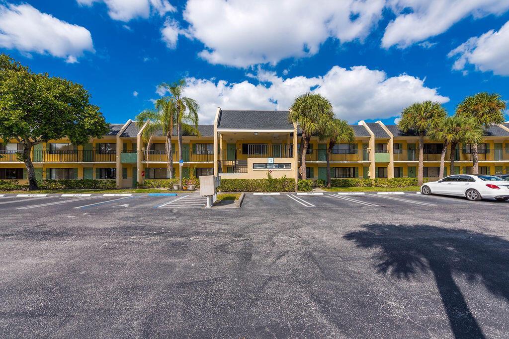 Building Photo - 1529 Meadows Cir W