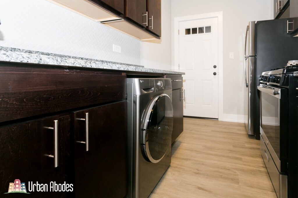 Building Photo - 703 W Brompton Ave