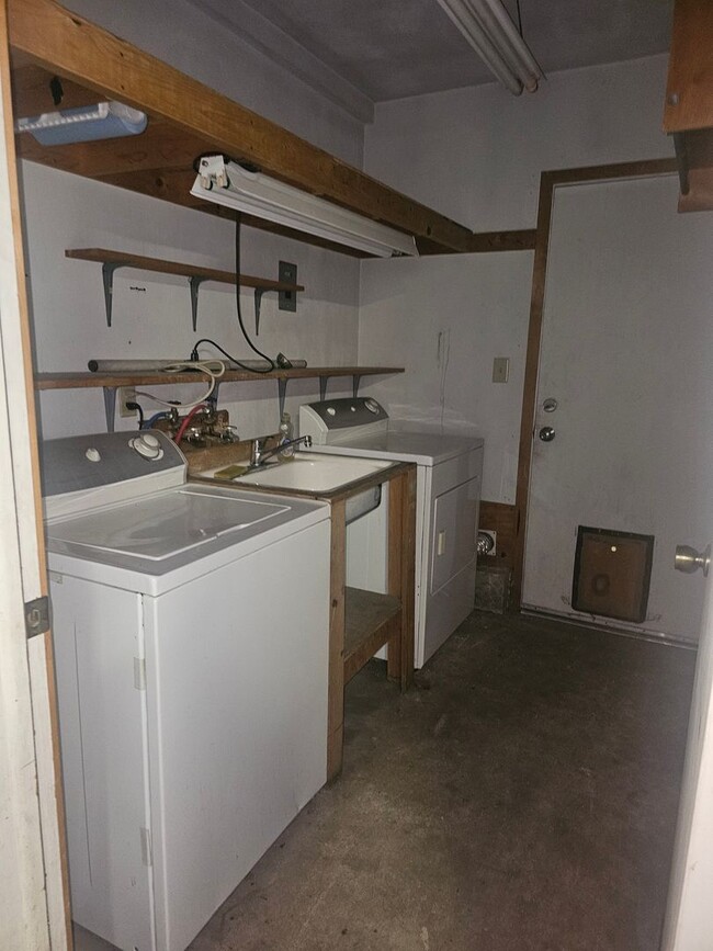 Building Photo - Cozy 2 bedroom for Rent on Rockwood Avenue