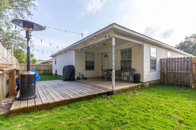 Building Photo - 3 Bedroom in Navarre!!!
