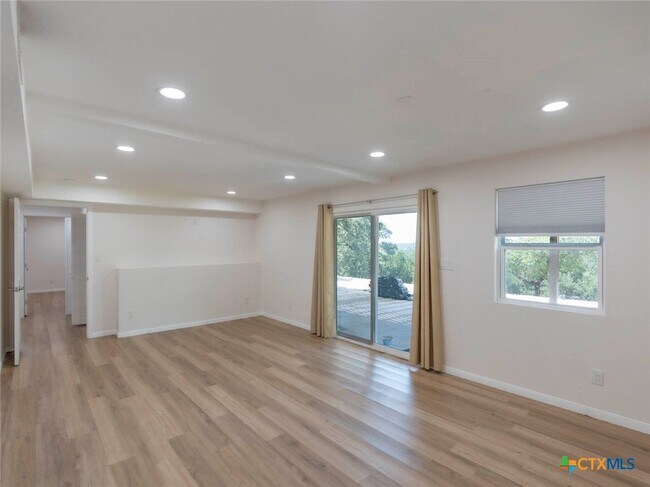 Building Photo - 268 White Oak Dr