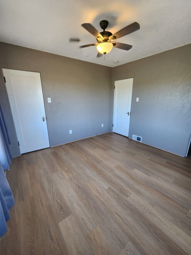 Building Photo - Adorable and Spacious 4 Bedroom Farmhouse W/Bonus Room- Water, Trash and Wifi Included!