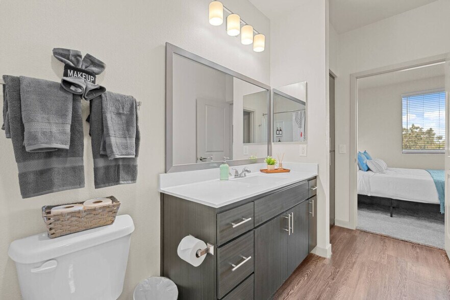 Building Photo - 711 W Broadway Rd