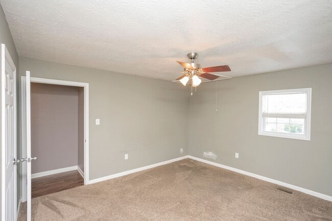 Building Photo - 3 Bed home in Carthage with large basement!