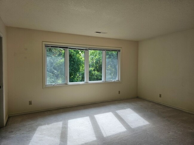 Building Photo - TRADITIONAL HOME IN PALISADES NEIGHBORHOOD...