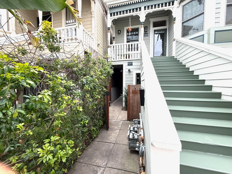 Building Photo - 3263 Louise St