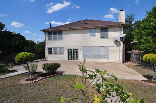 Building Photo - Spacious home for growing family with multiple dining and living areas! HUGE backyard!