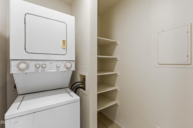 Building Photo - 540 N May