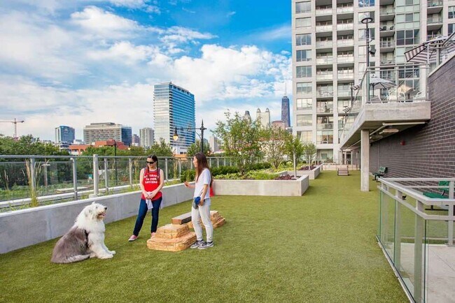 Building Photo - 750 N Hudson Ave