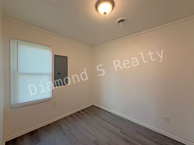 Building Photo - Adorable 2 Bed/1 Bath Home