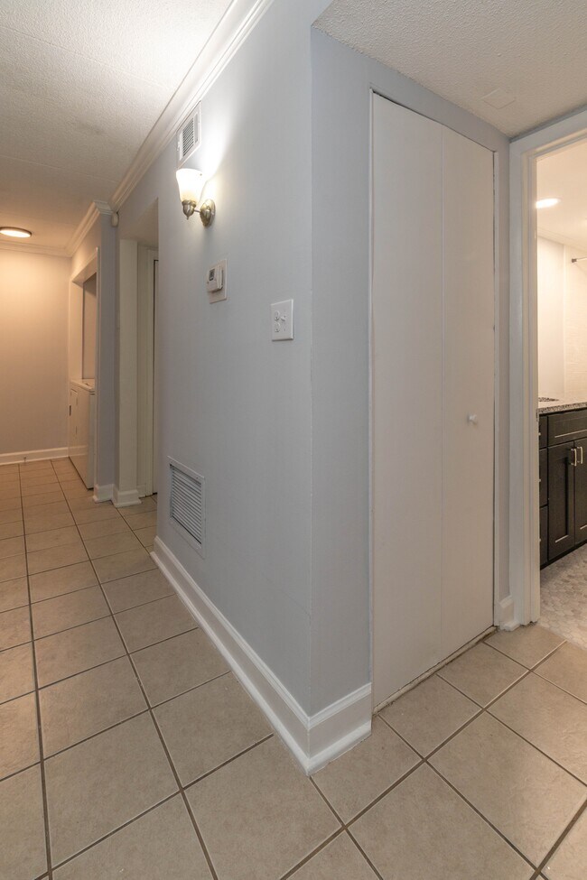 Building Photo - 407 Canberra Dr