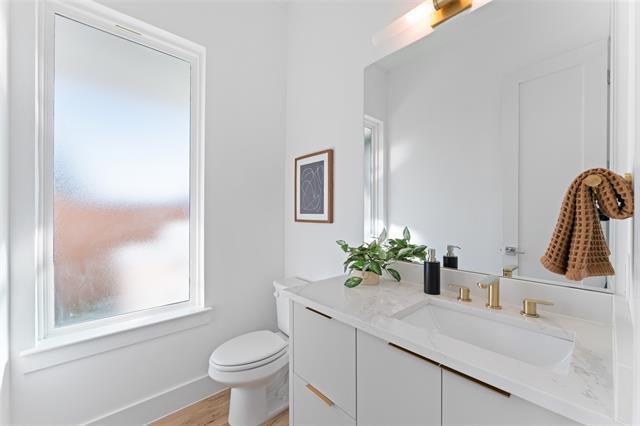 Building Photo - 2315 S Vernon Ave