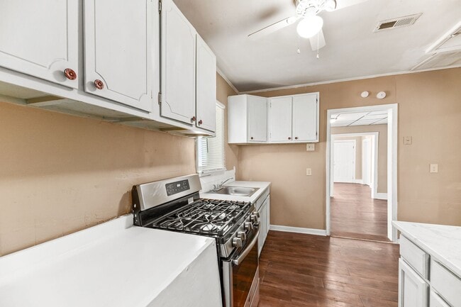 Building Photo - Charming Brick Bungalow in the Heart of North Charleston