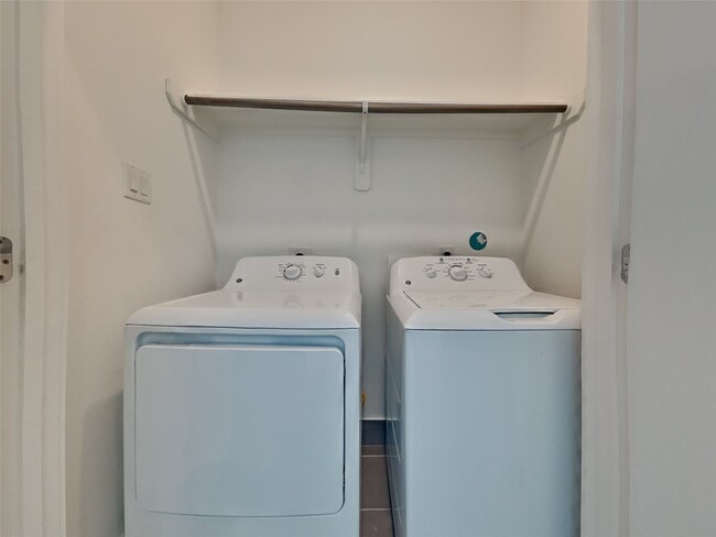 Building Photo - 2056 Johanna Dr