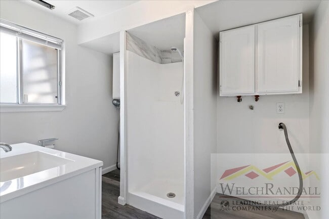 Building Photo - Beautifully Remodeled 3 Bed 2.5 Bath Townh...
