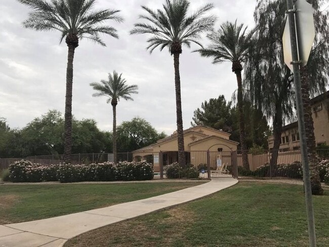 Building Photo - 3-bedroom in gated community w/community pool
