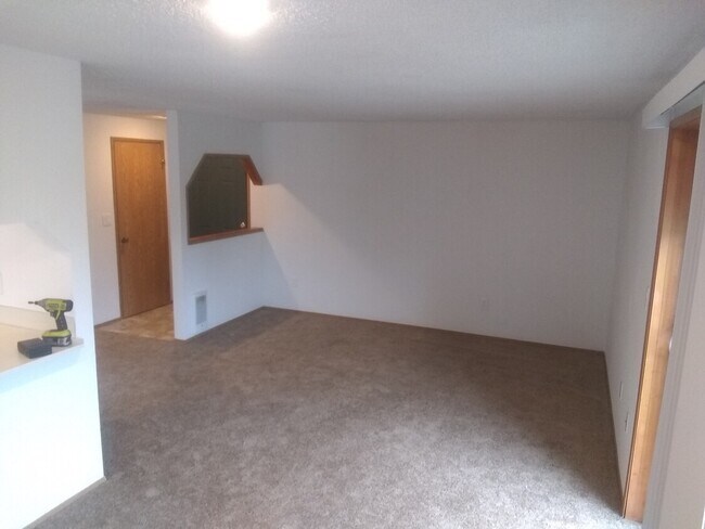 Building Photo - 424 Healy Ave S