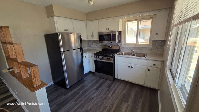 Building Photo - 3 Bedroom 1 Bath Multiplex Unit #4 – Columbia Heights