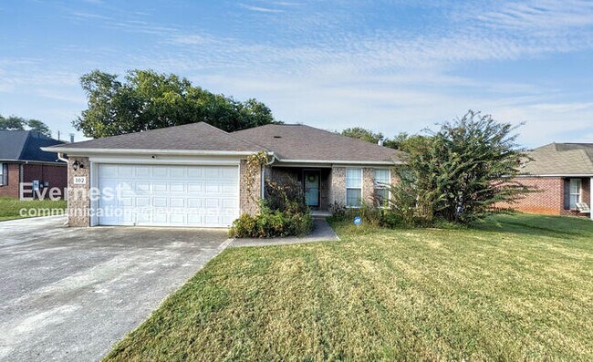Primary Photo - Charming 3-Bedroom Home with Garage / Pet-...