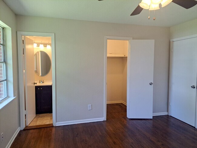 Building Photo - Renovated 4 bedroom 2.5 bath