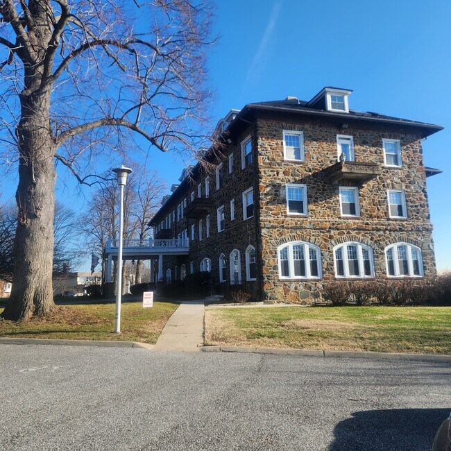 Building Photo - 300 Commerce St