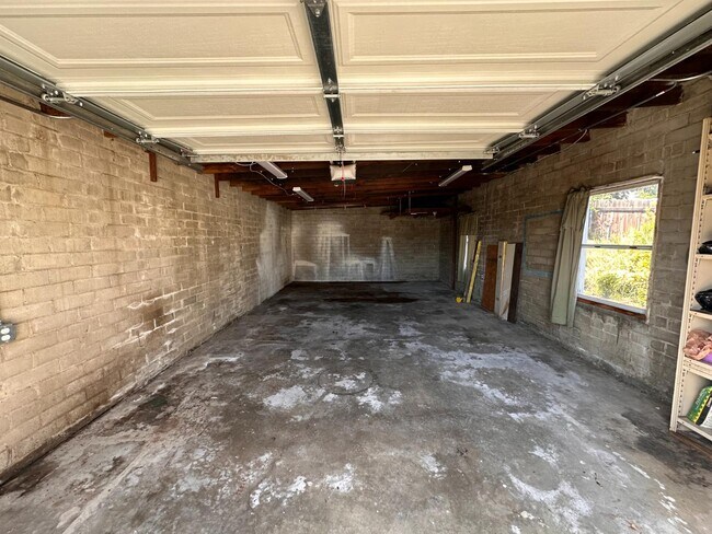 Building Photo - 445 1/2 E Puente St