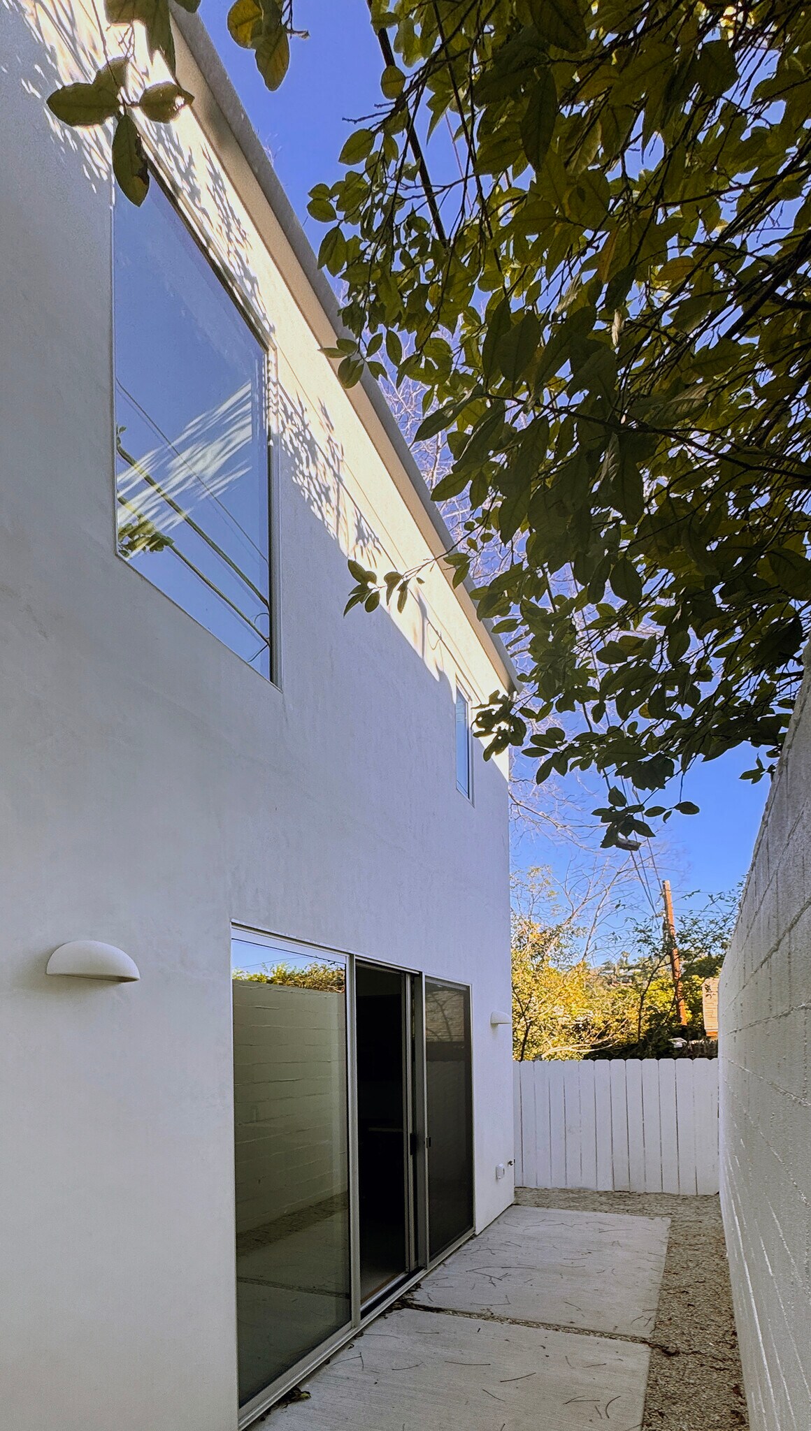 Building Photo - 1210 1/2 Manzanita St