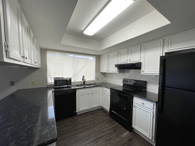 Building Photo - Updated Townhome for lease | 10009 Smither...