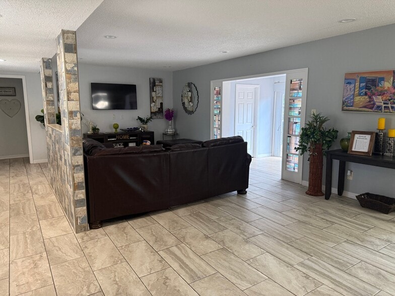 Building Photo - 914 W Cimmeron Dr