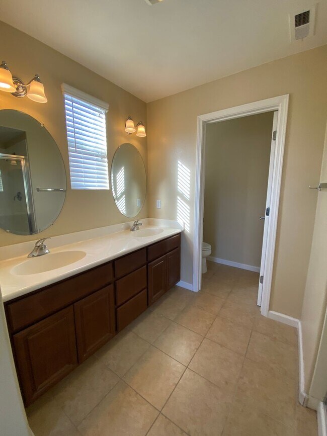 Building Photo - San Ramon Gale Ranch Townhouse 3BD/2.5BA with 4th Room for Office Loft! Community Pool Included!