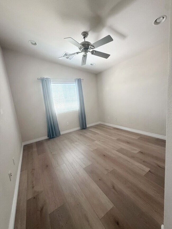Building Photo - Summerlin Beauty! Gated. Newly installed f...