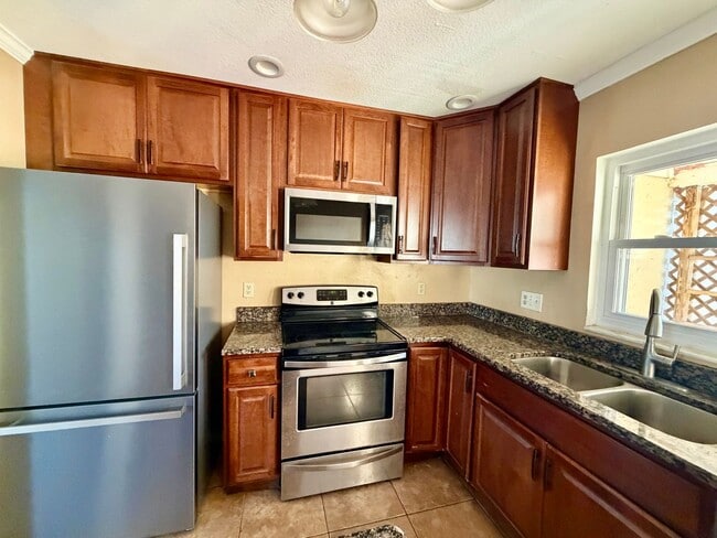 Building Photo - LAKE FOREST WATERFRONT 3 BEDROOM 2.5 BATHROOM