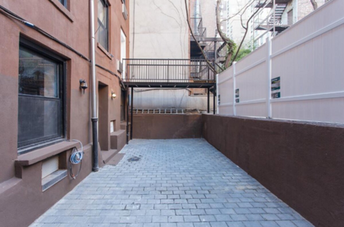 Building Photo - East 11th Street