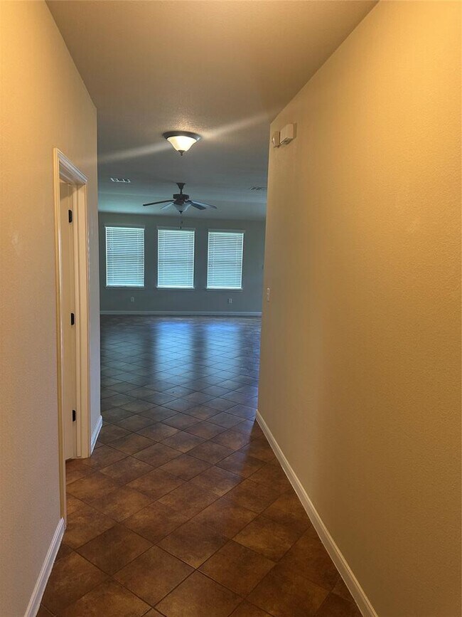 Building Photo - 7714 Squirrel Hollow Dr