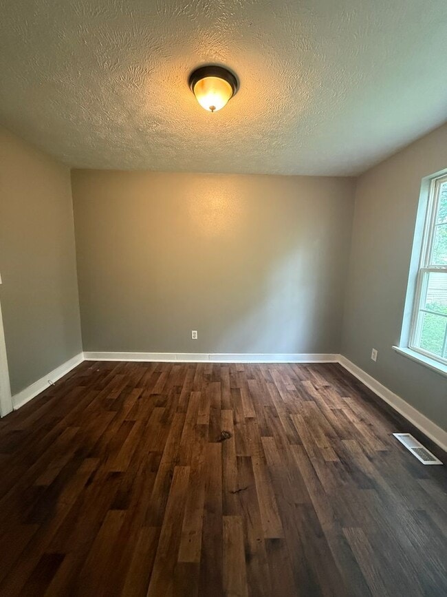 Building Photo - Rent this GREAT 2 BEDROOM home with, FULLY FENCED front and back yard.