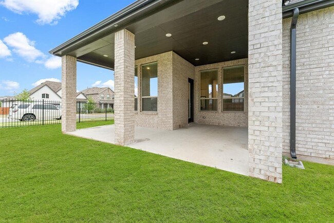 Building Photo - 22600 Fountaingrass Ln